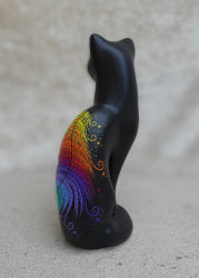 Tierurne Katze mit Regenbogenfeder