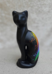 Tierurne Katze mit Regenbogenfeder