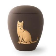 Tierurne aus samtener Keramik mit gold. Katzenrelief in café