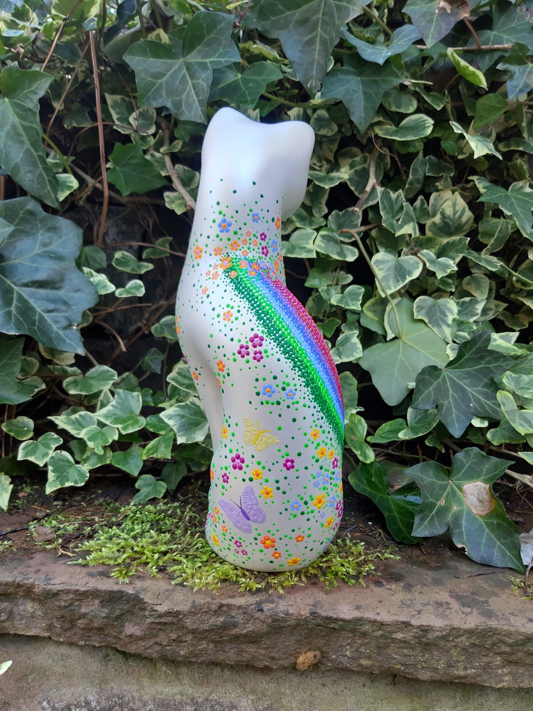 Tierurne Regenbogenkatze von hinten