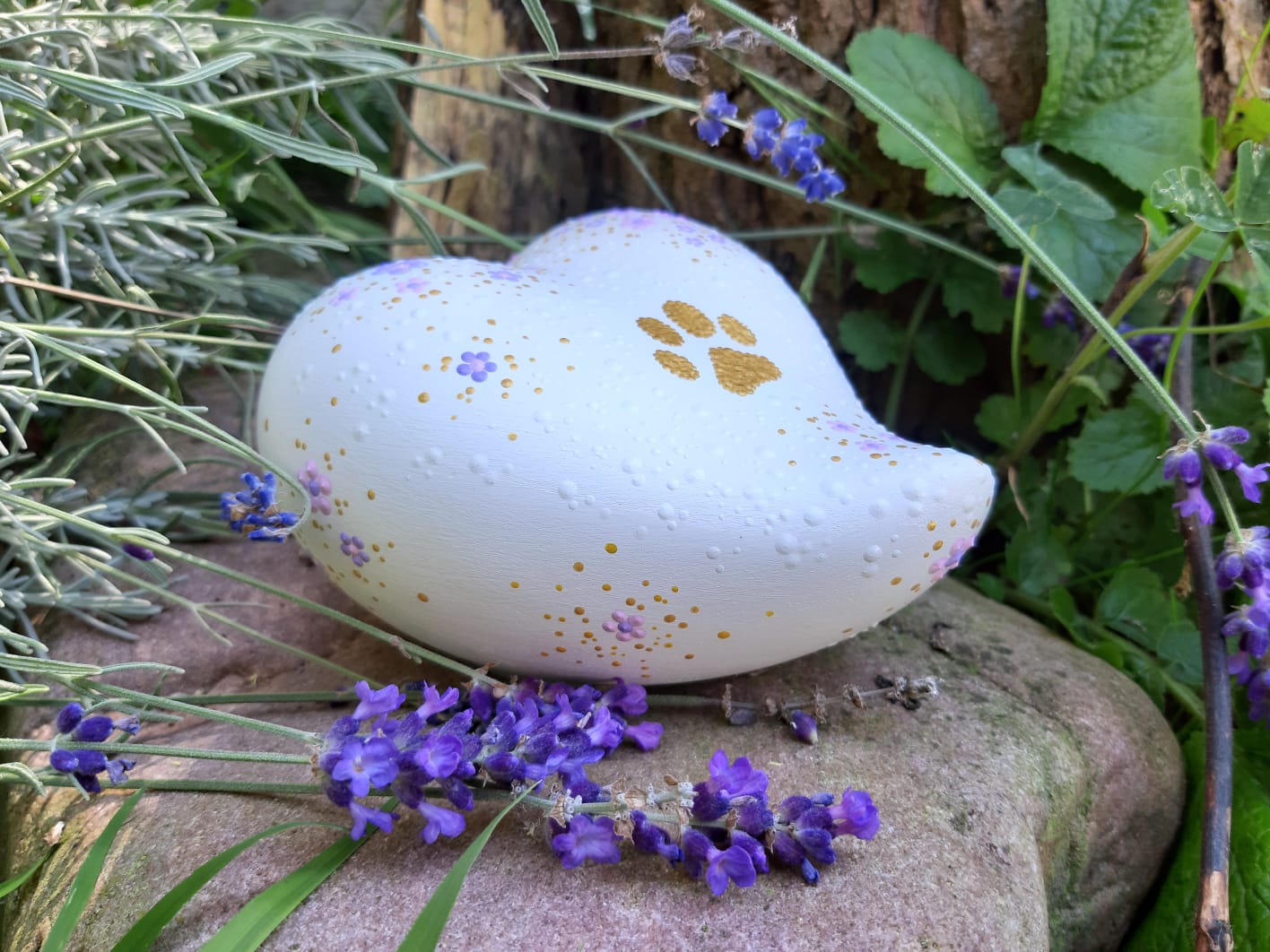 Tierurne "Tender" von links