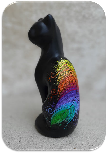 Tierurne Katze mit Regenbogenfeder