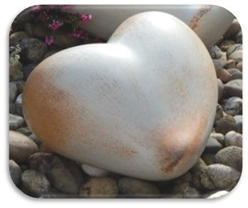 Tierurne aus Keramik in Herzform frostsicher in creme