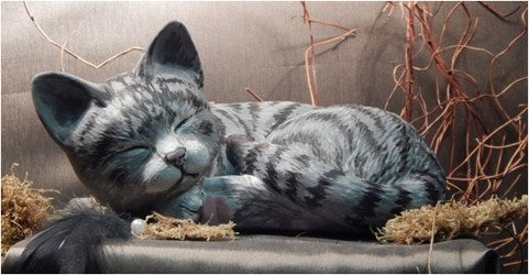 Tierurne "Liegende Katze" aus Keramik getigert