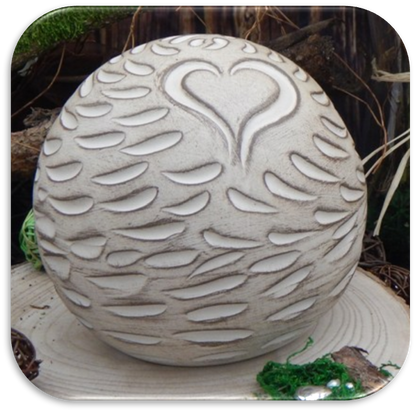 Tierurne Bio-Kugel Terra/Weiß mit Herzchen