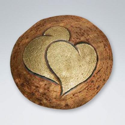Tierurne Diskus mit Herzen holzfarben mit goldenen Herzen